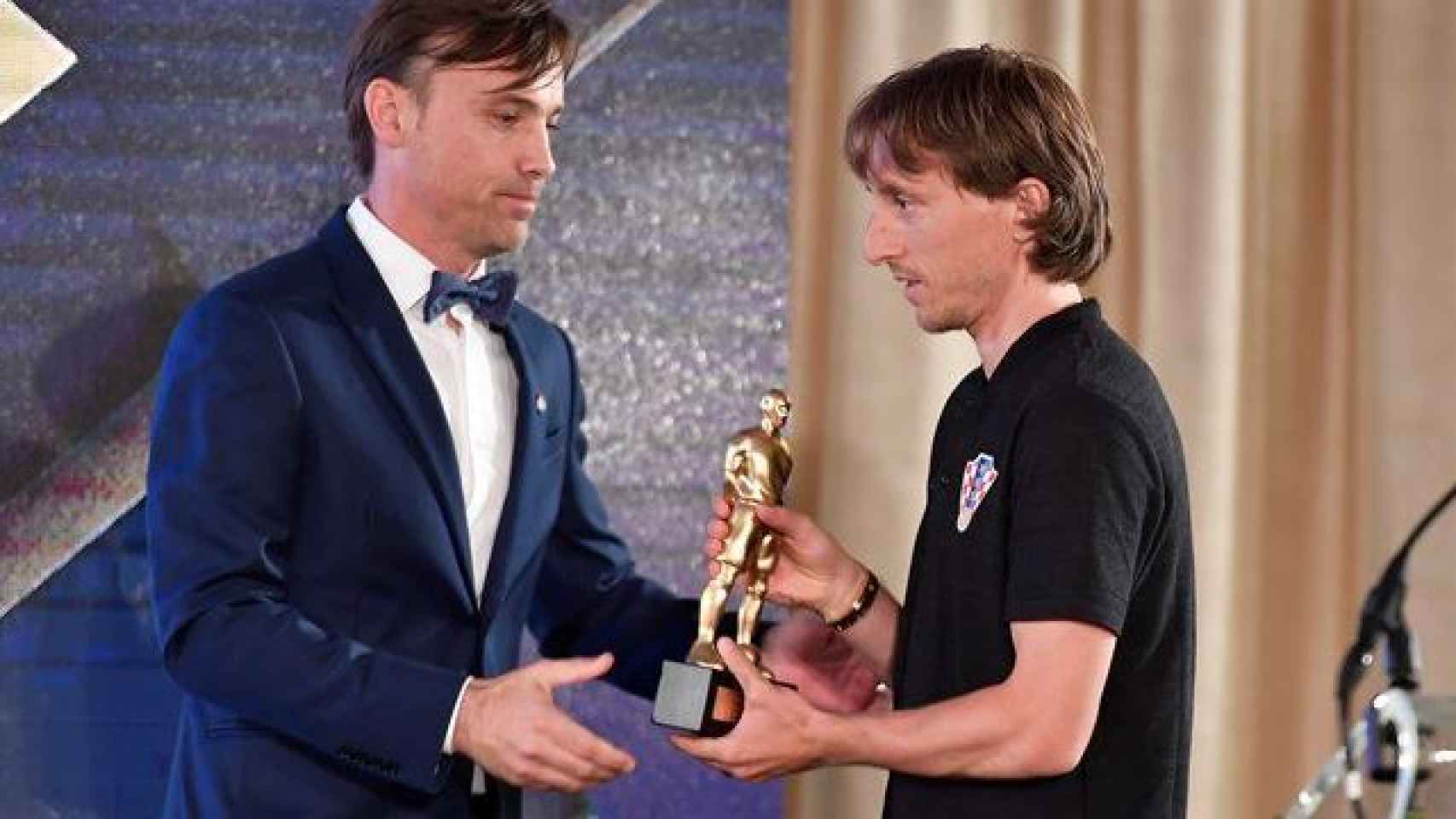 Luka Modric recibe el premio de mejor jugador croata de la temporada. Foto: Twitter (@HNS_CFF)