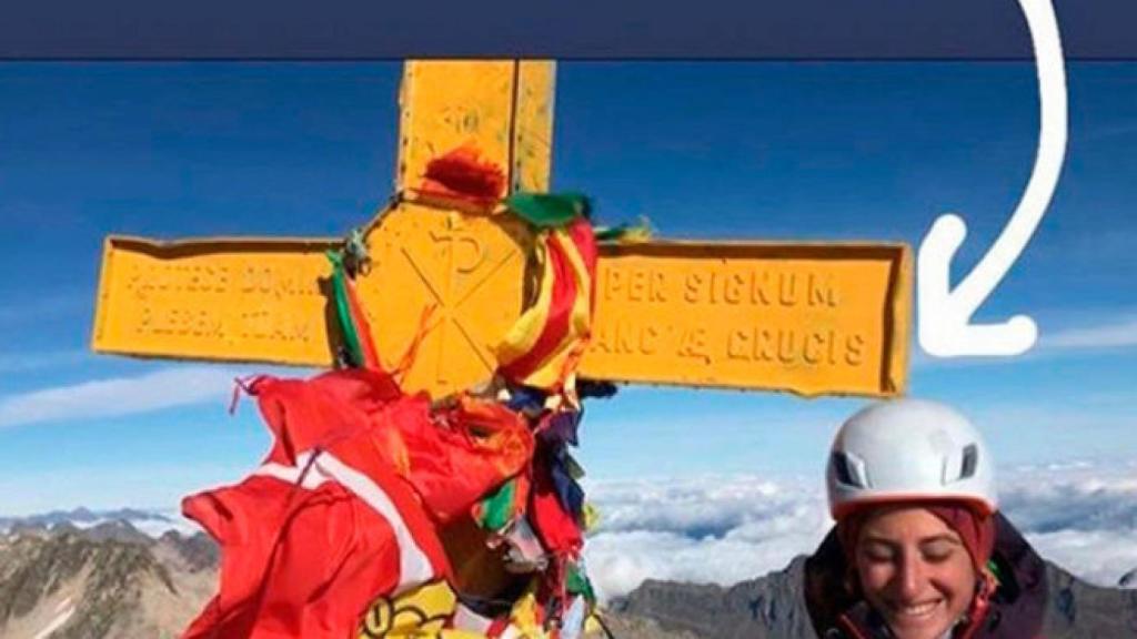 Fotos difundidas por los dos jóvenes catalanes con la cruz amarilla del Aneto.