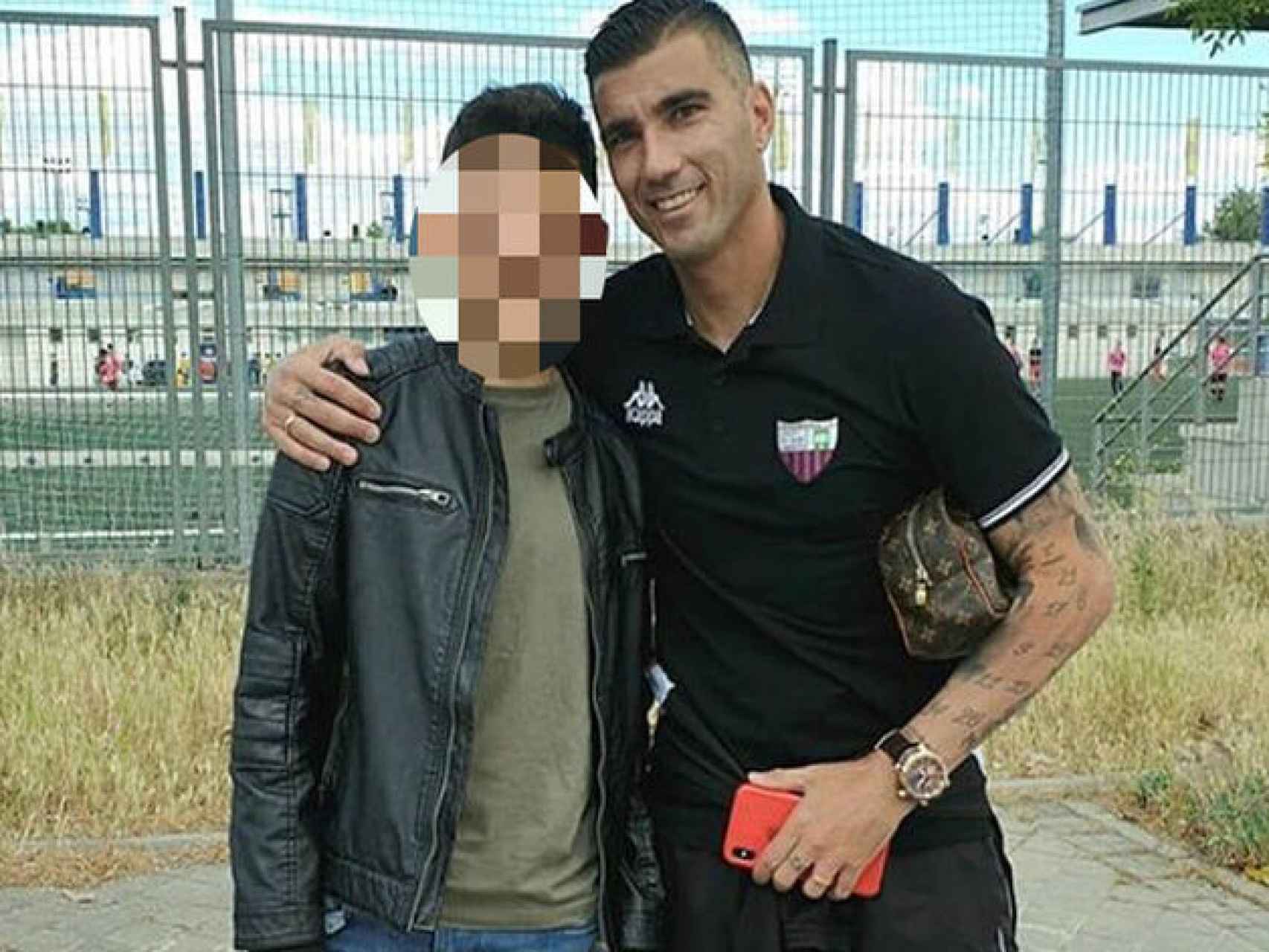 El futbolista junto a su primer hijo en una imagen de redes sociales.