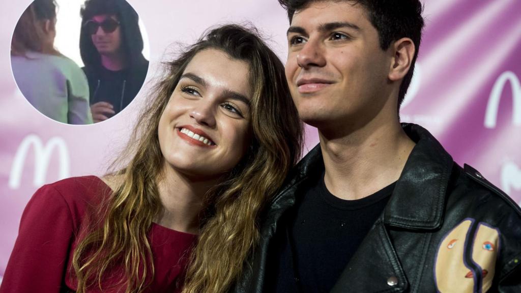Amaia y Alfred en un acto público junto a la imagen de su reencuentro.
