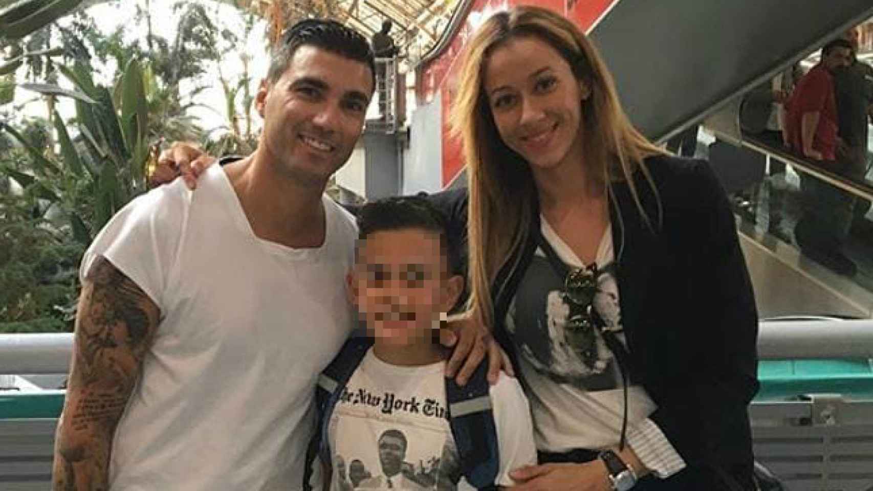 Ana López, José Antonio Reyes y su hijo José en una imagen de redes sociales.