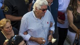 Francisco Reyes no ha podido contener las lágrimas en el funeral de su hijo en Utrera.