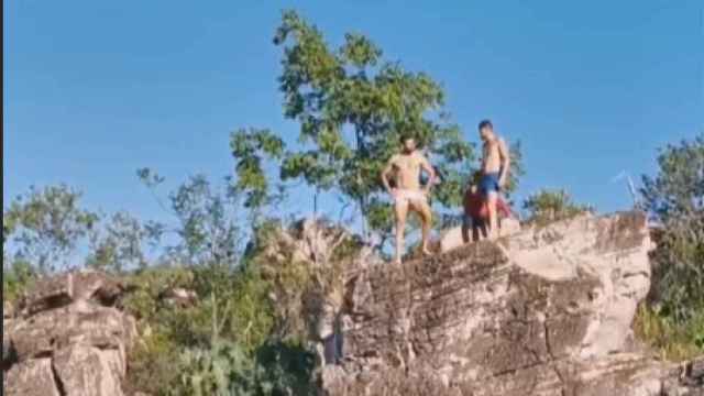 Diego Costa se juega el físico al saltar desde un barranco a más de diez metros