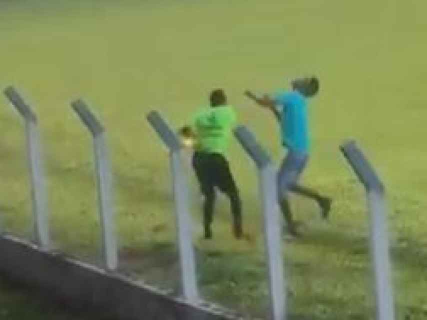 Un árbitro golpea a una aficionado tras ser atacado