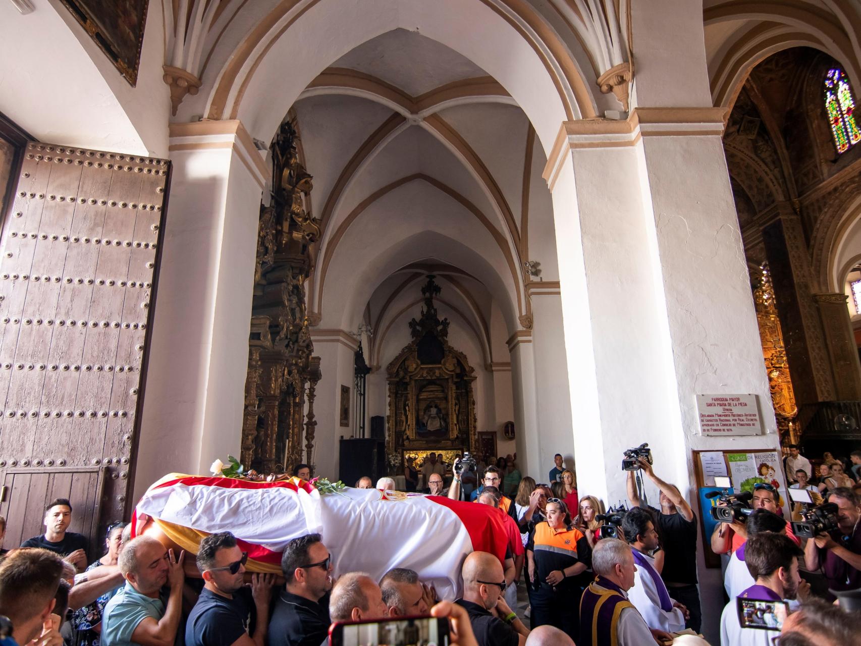 Multitudinario funeral a Reyes en Utrera - Superdeporte