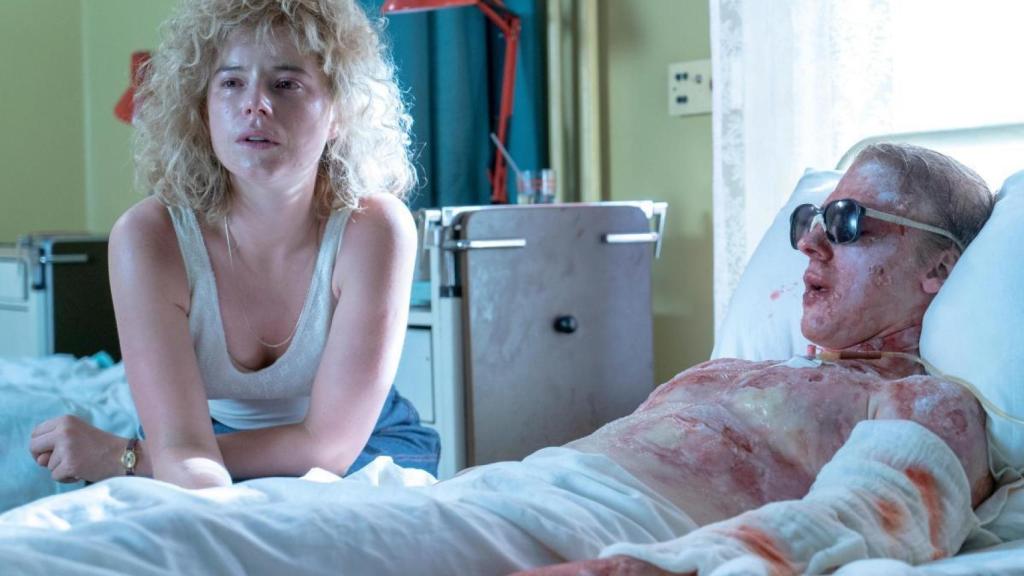 Lyudmilla Ignatenko (Jessie Buckley) y su marido moribundo, el bombero Vasily (Adam Nagaitis).