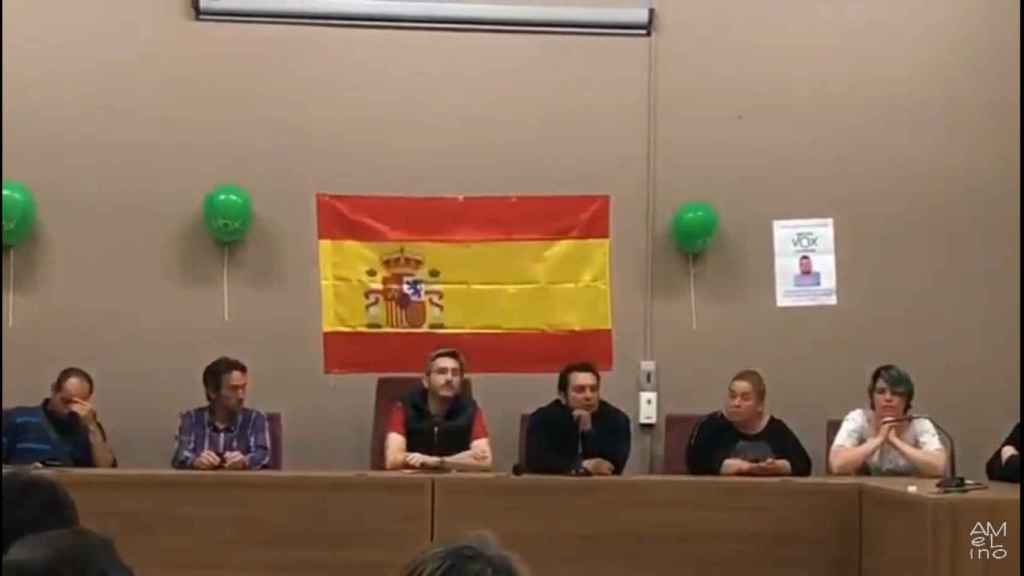 Mitin de VOX en Alfarrás con la bandera española liderado por Antonio, gitano independentista