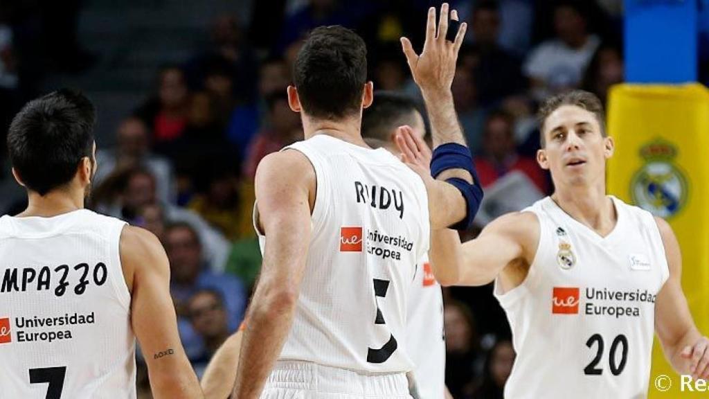 Piña de jugadores del Real Madrid de Baloncesto