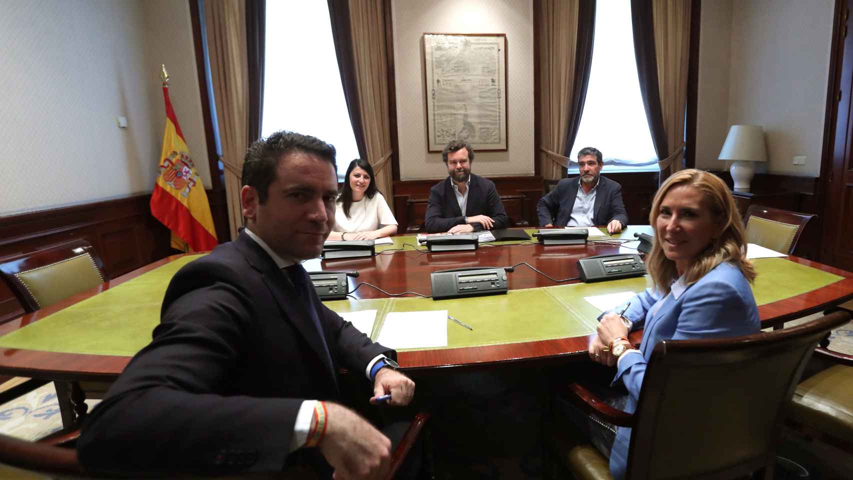 El secretario general del PP, Teodoro García Egea, y la presidenta del PP de la Comunidad de Navarra, Ana Beltrán, reunidos con miembros de la dirección de Vox, el martes en el Congreso.