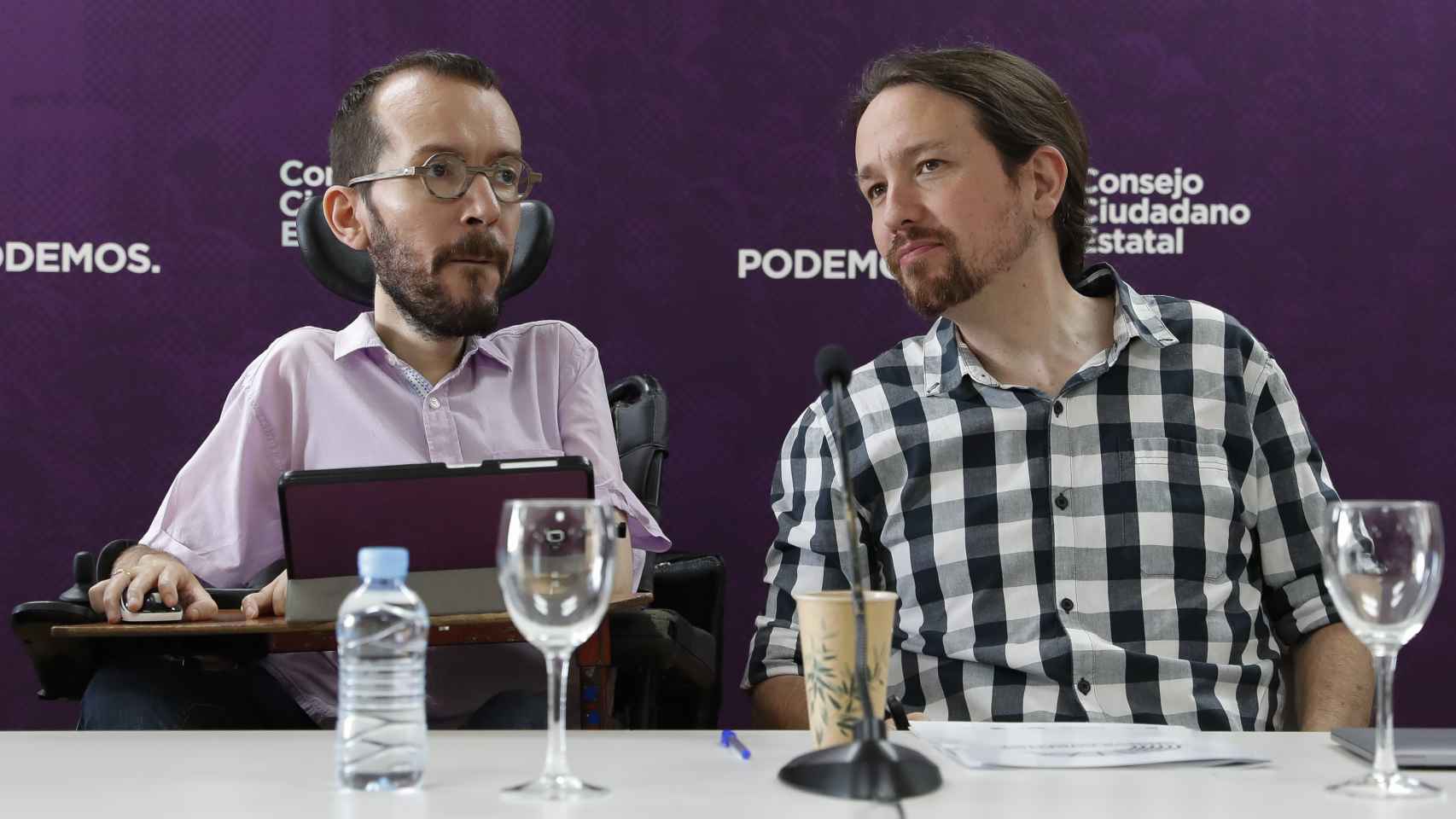 Pablo Echenique y Pablo Iglesias, en una reunión del Consejo Ciudadano de Podemos.