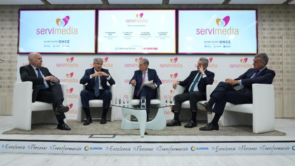 El presidente de KPMG España, Hilario Albarracín; el presidente de Deloitte España, Fernando Ruiz; el presidente de EY España, José Luis Perelli; y el presidente de PwC España, Gonzalo Sánchez con el director general de Servimedia, José Manuel González Huesa.