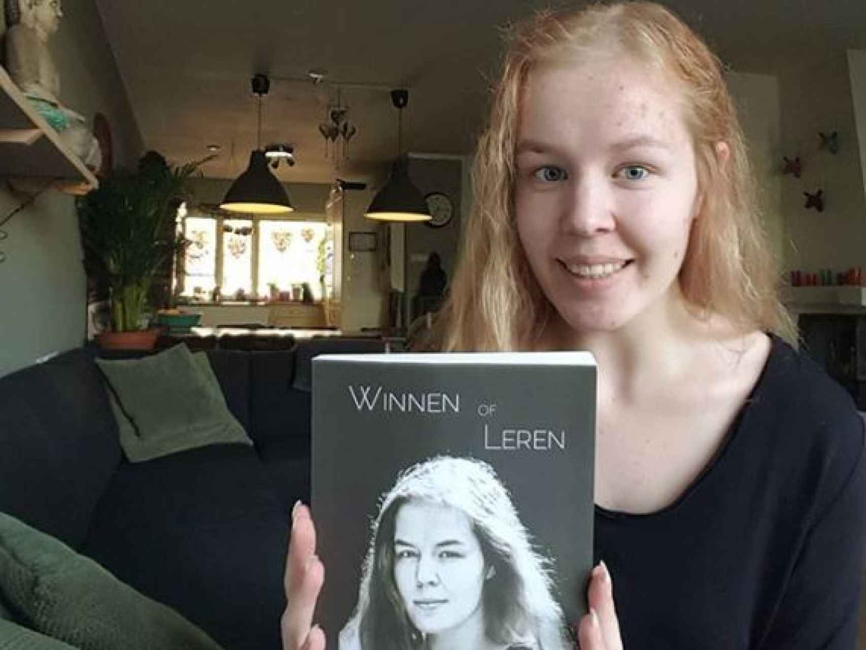Noa Pothoven posa con su libro autobiográfico 'Winnen of leren -Ganar o aprender-.