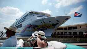 Turistas ante un crucero llegado a Cuba.