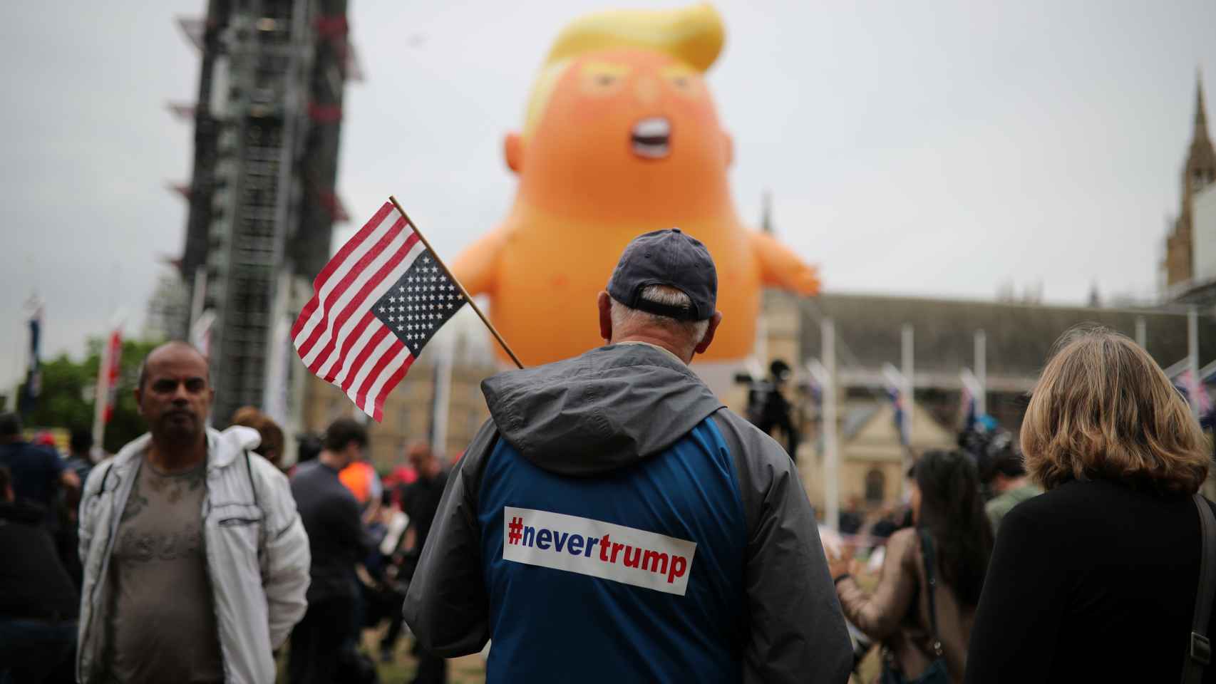 Trump se reúne con May rodeado de decenas de manifestaciones por todo el país