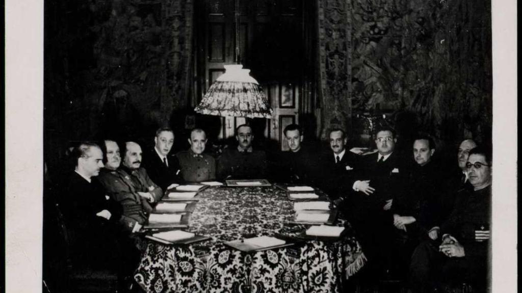 Primer Consejo de Ministros del Gobierno de Franco en Burgos en 1938.