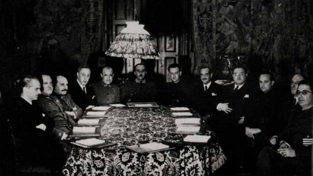 Primer Consejo de Ministros del Gobierno de Franco en Burgos en 1938.