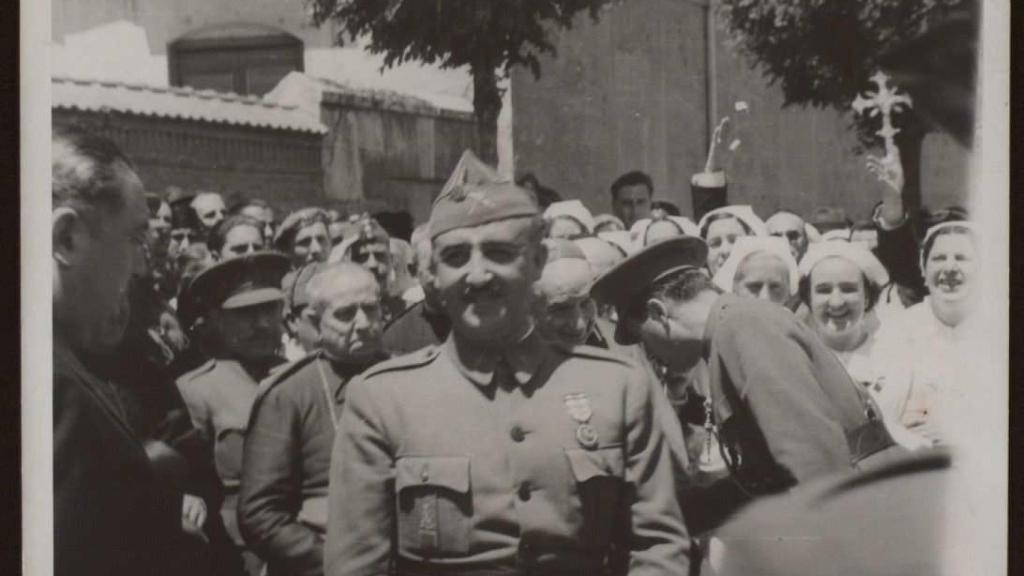 Franco, en el funeral del general Mola en 1937.