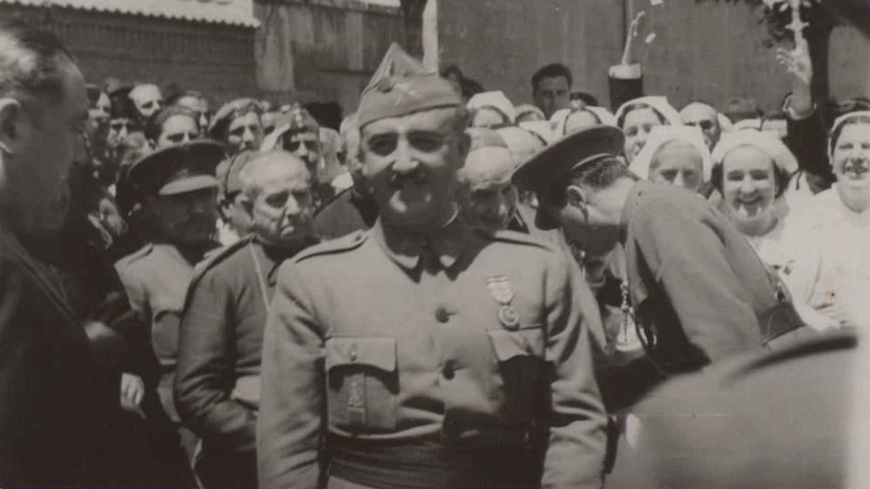 Franco, en el funeral del general Mola en 1937.