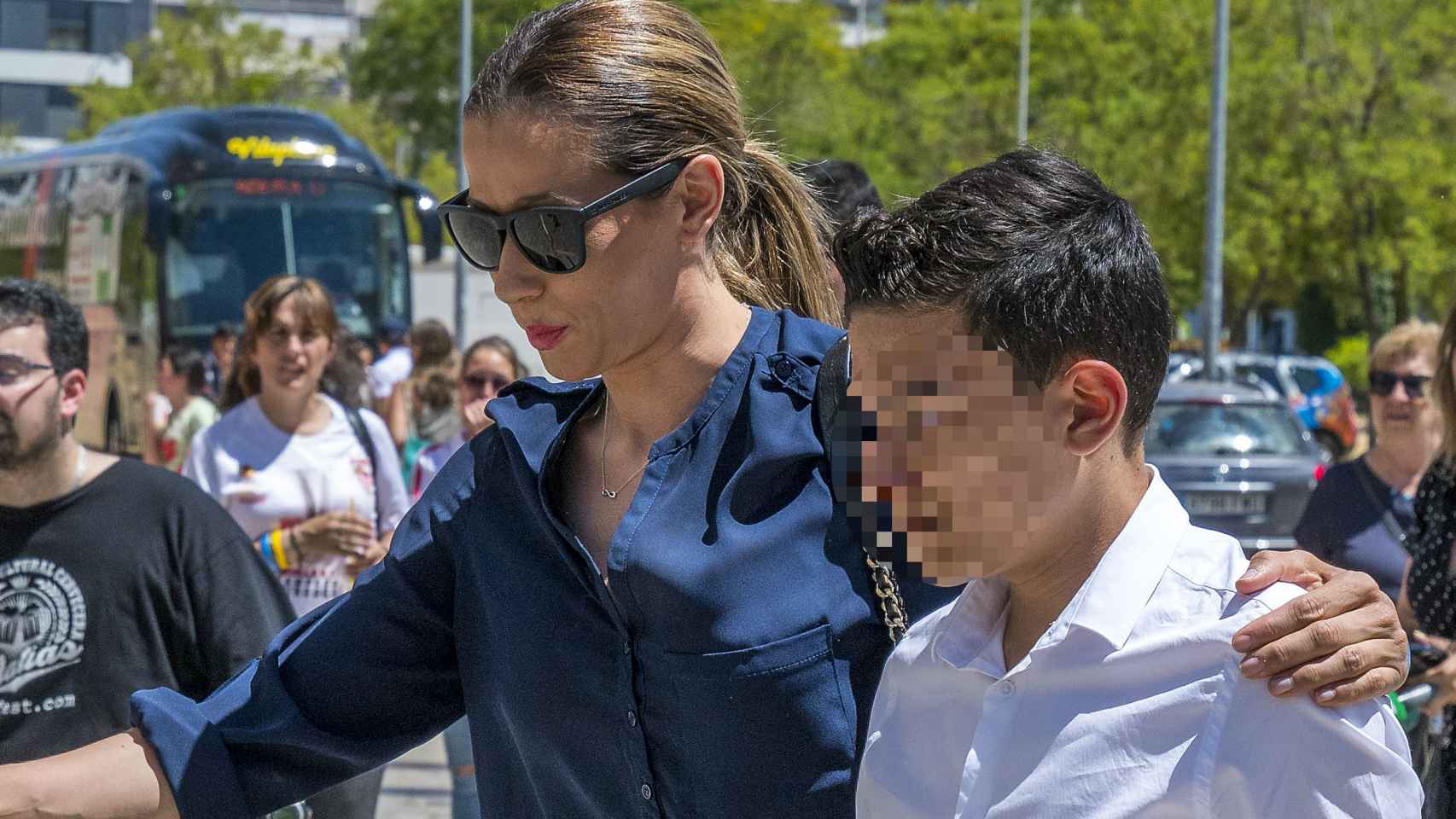 Ana López y su hijo, José Antonio Reyes Jr. a su llegada al Estadio Ramón Sánchez-Pizjuán el pasado domingo.