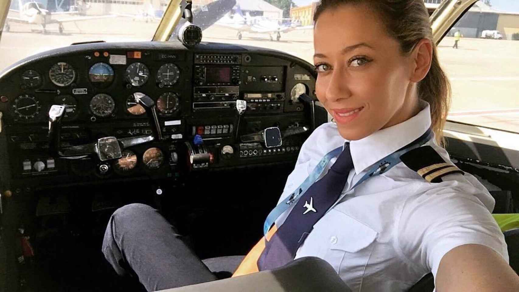 Ana López, a punto de pilotar un avión.