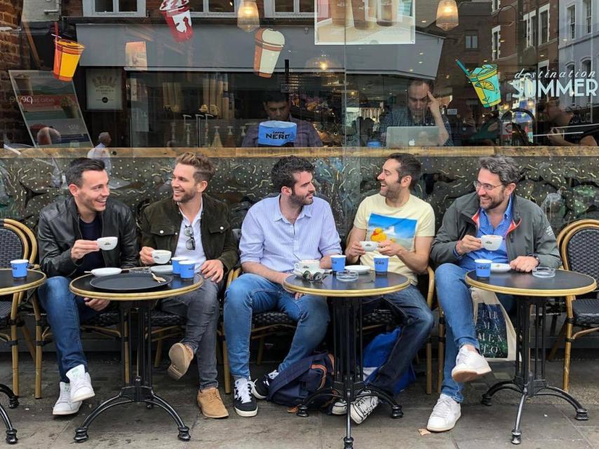 Junto a unos amigos en la hora del té inglesa.