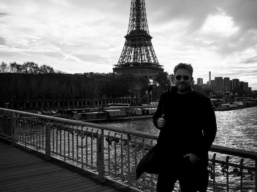 El escritor domina a la perfección el francés y se desenvolvió sin problema en la capital gala.