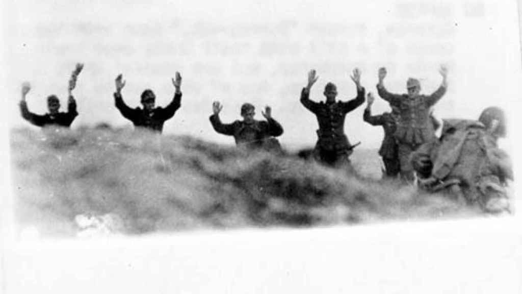 Soldados nazis rindiéndose durante el Día D