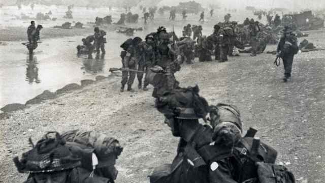 Tropas británicas se dispersan en una playa de Normandía tras desembarcar
