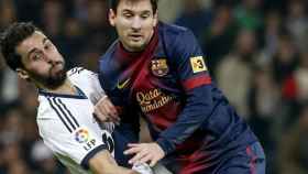 Arbeloa trata de parar a Leo Messi