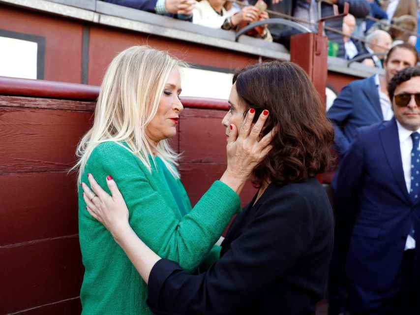 Cristina Cifuentes e Isabel Díaz Ayuso se saludan en Las Ventas.