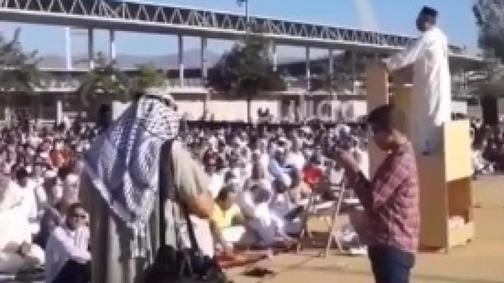 Captura del discurso del imán en el aparcamiento del Estadio de los Juegos Mediterráneos.