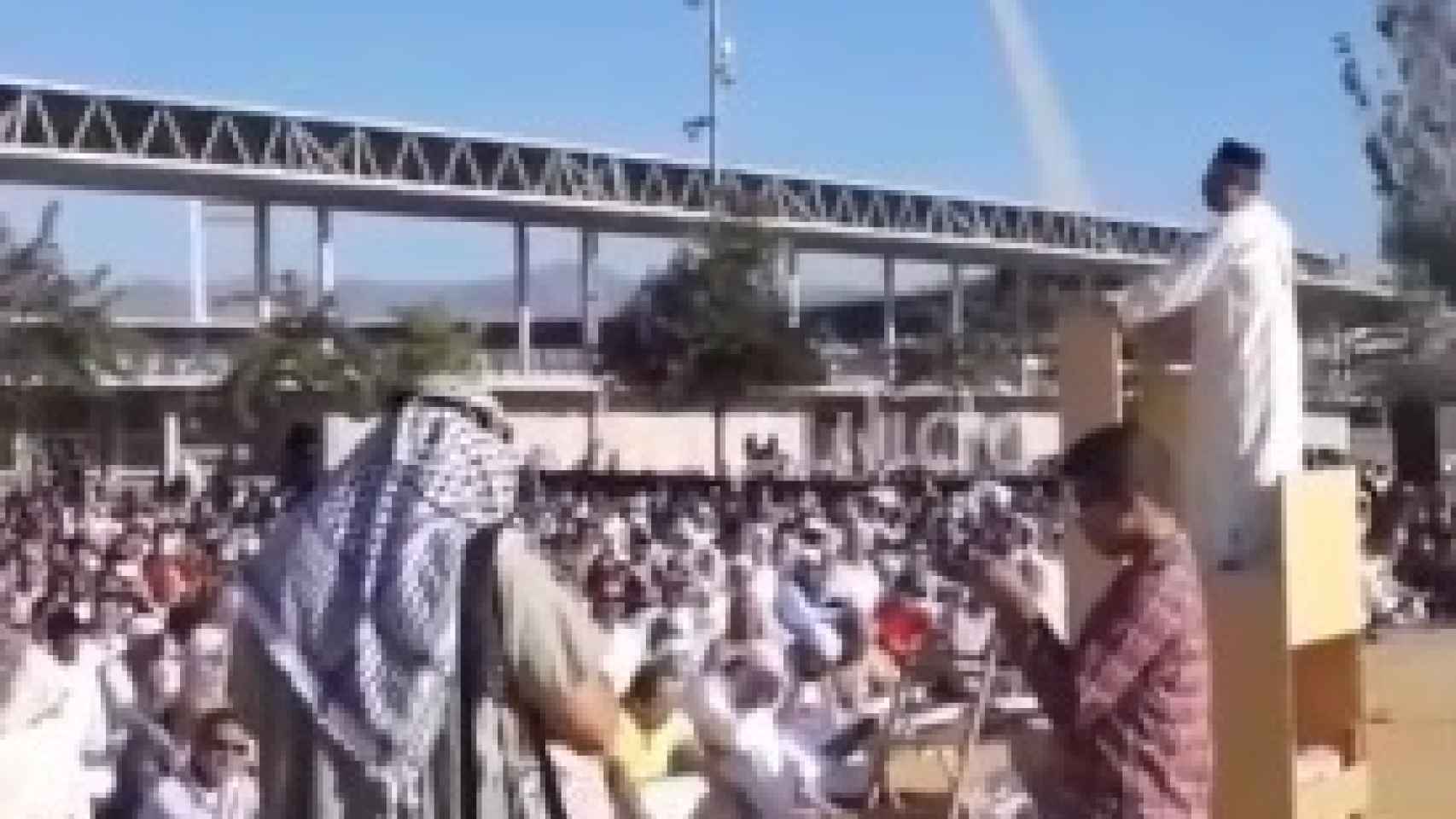 Captura del discurso del imán en el aparcamiento del Estadio de los Juegos Mediterráneos.