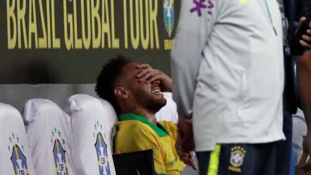 Neymar llorando tras lesionarse ante Catar.