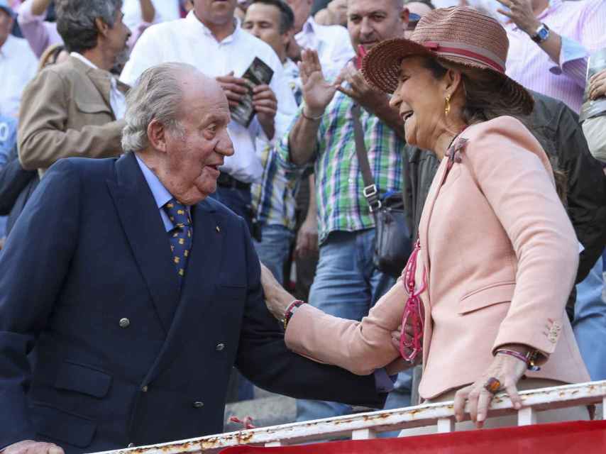 El rey Juan Carlos y su hija, la infanta Elena, han disfrutado de una tarde de toros en Las Ventas.