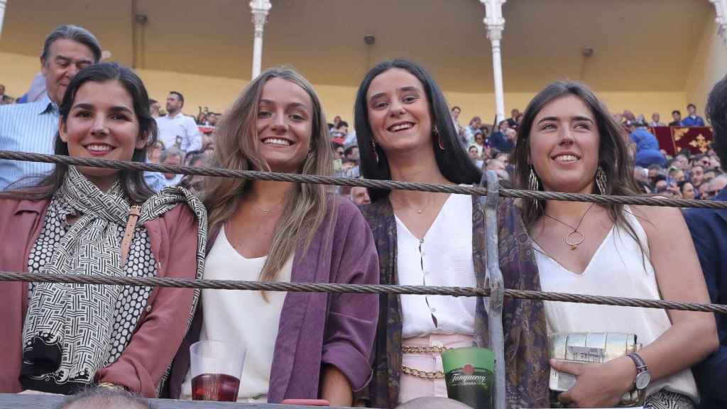 Victoria Federica también ha estado presente en la plaza de toros de Las Ventas, y ha disfrutado de la faena desde el tendido con un grupo de amigas.