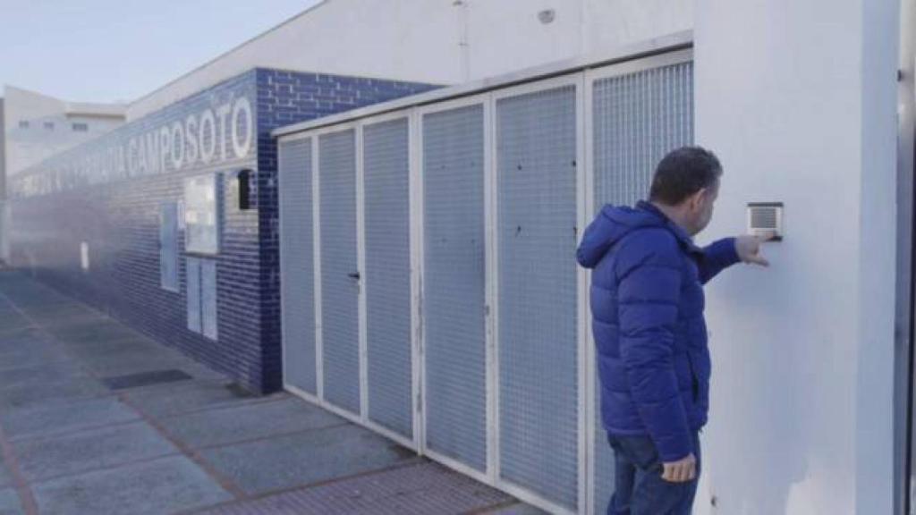 Chicote llama a la puerta del comedor