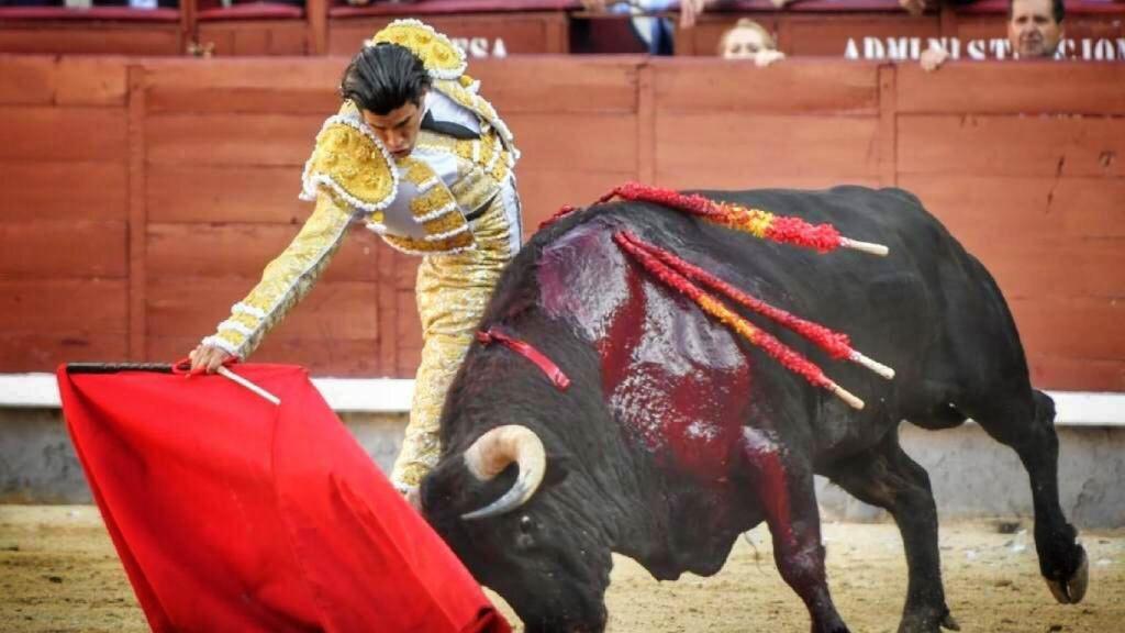 Derechazo de López Simón al buen 'Garabito I'