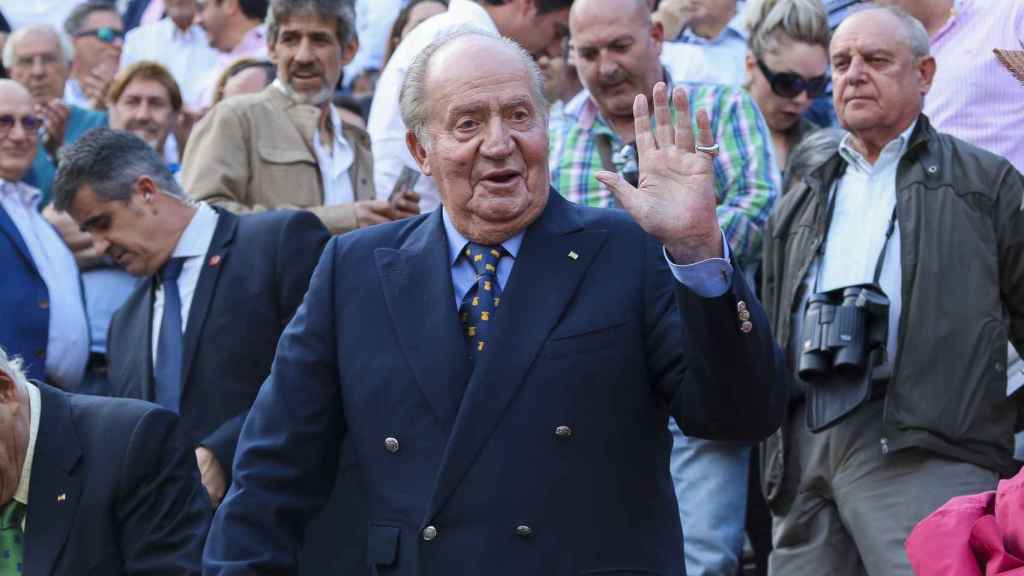 El rey Juan Carlos en la plaza de toros de Las Ventas este miércoles, saludando al público que lo ha recibido entre vítores.