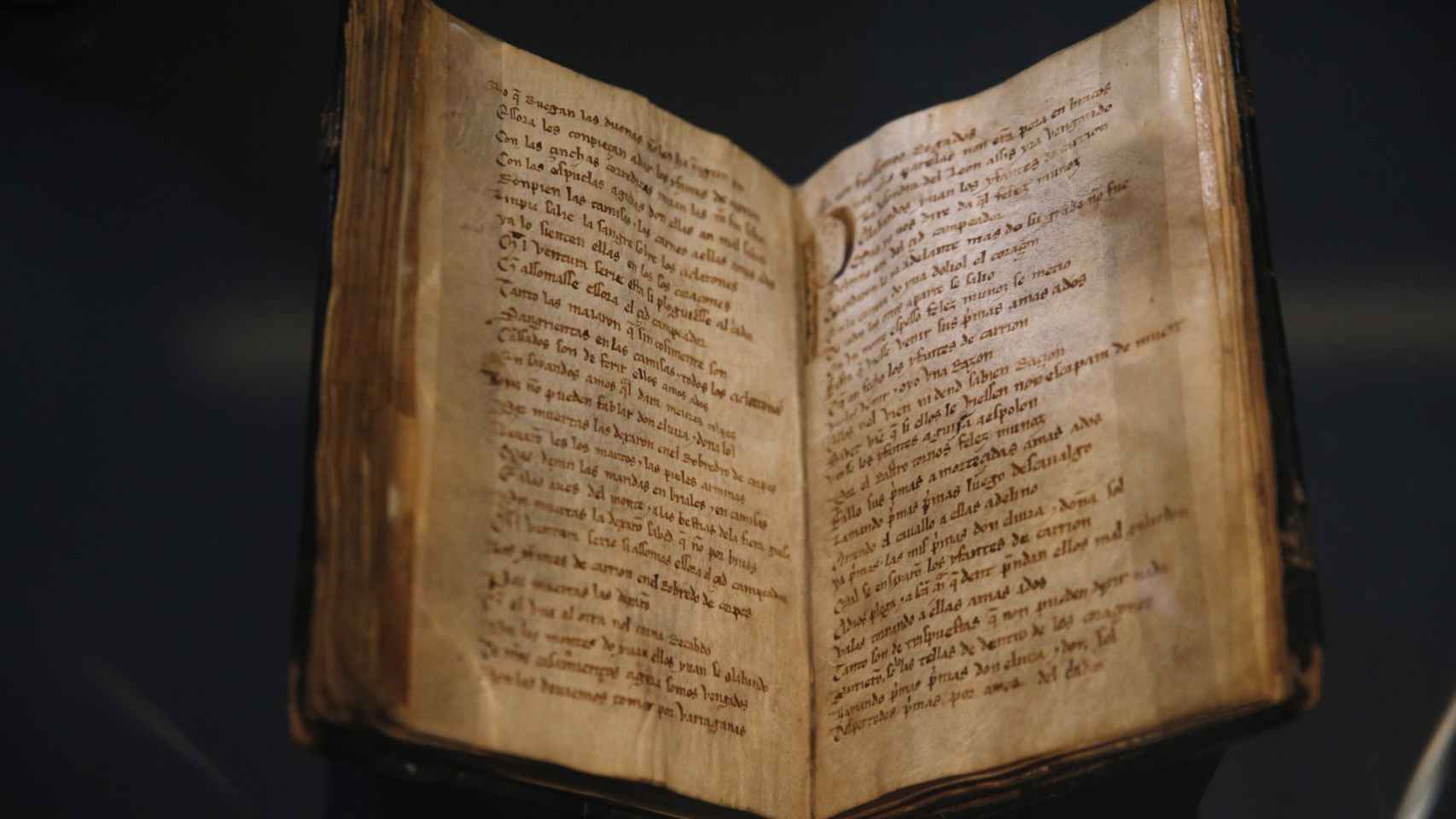 El Códice del Cantar del Mío Cid, uno de los grandes tesoros de la Biblioteca Nacional de España, en su vitrina.