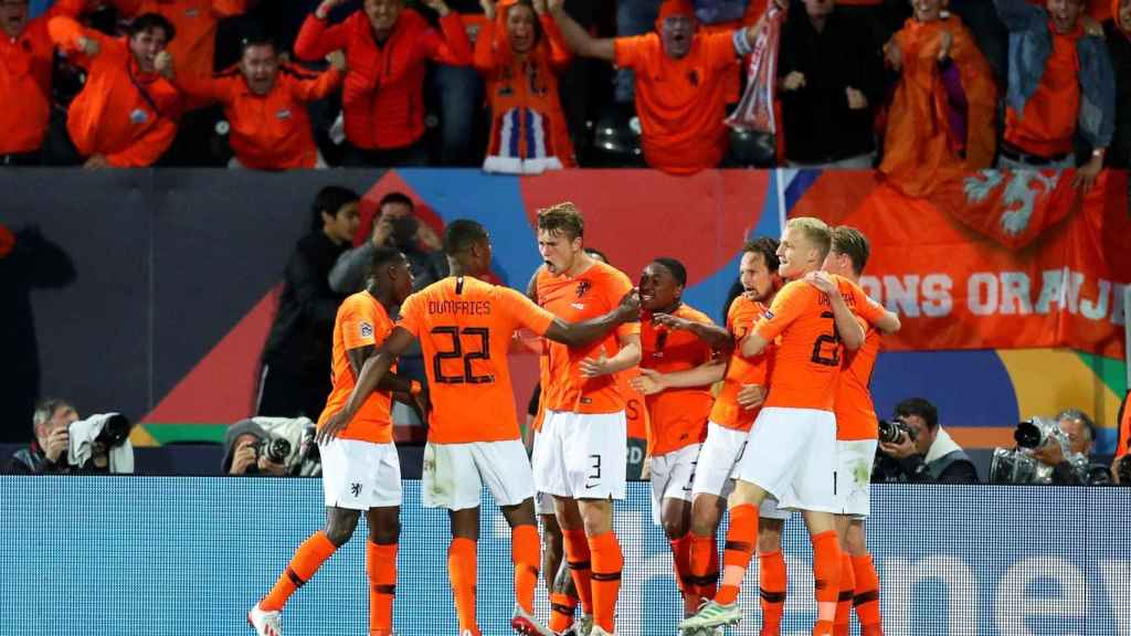 Los jugadores de Holanda celebran uno de los goles