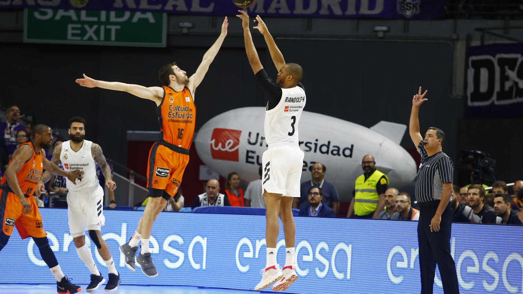Randolph lanza de tres ante el Valencia Basket