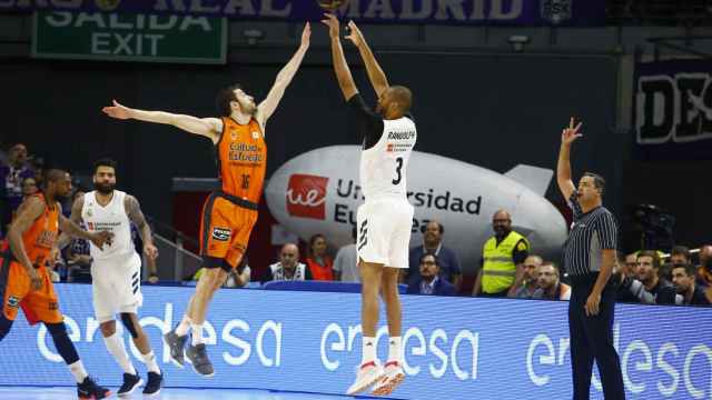 Anthony Randolph lanza de tres ante el Valencia Basket