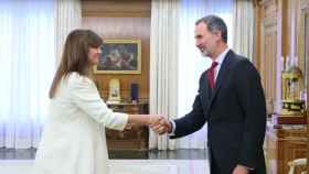 Laura Borràs, diputada de JxCat, con el rey Felipe VI en Zarzuela este jueves.