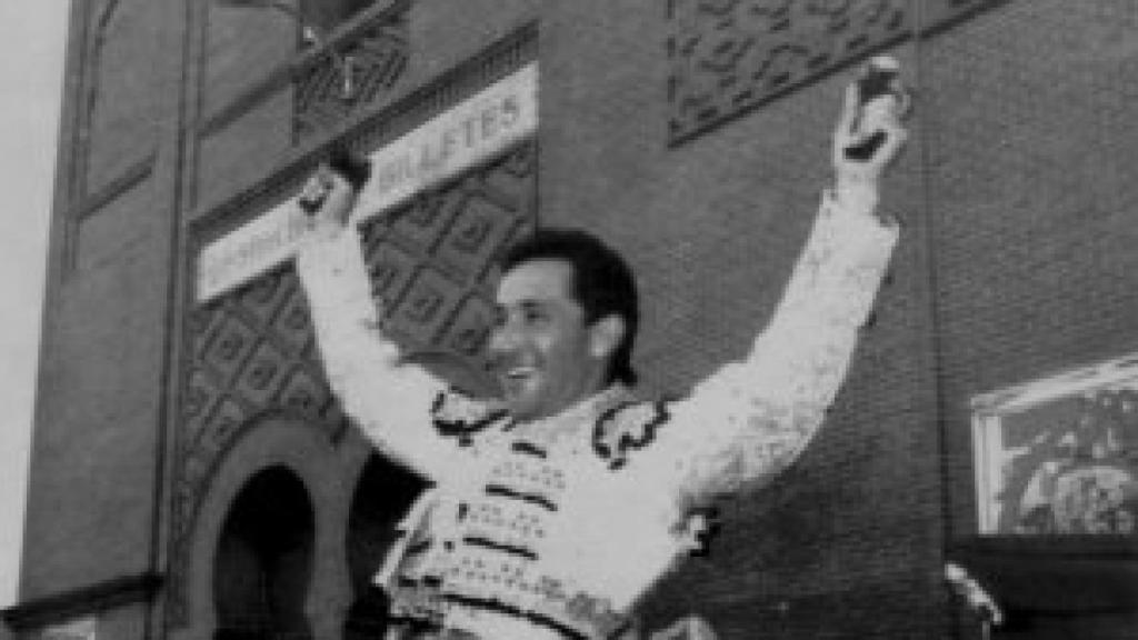 César Rincón a hombros en su primera Puerta Grande en Madrid: vendrían otras tres consecutivas