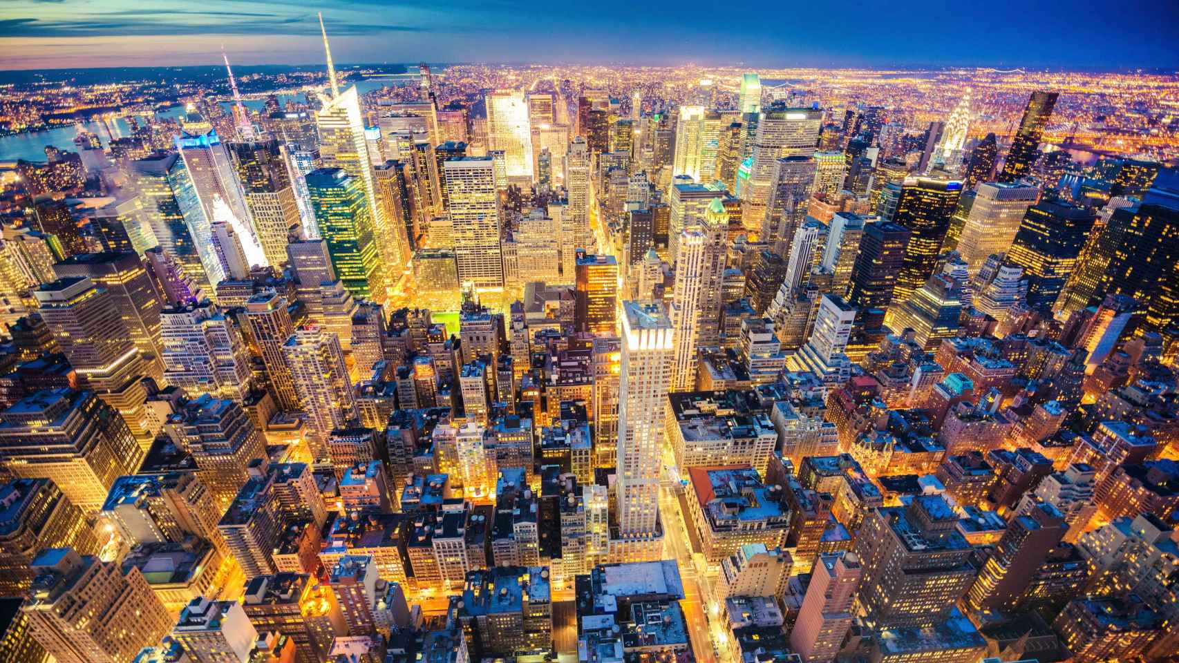 Vista cenital de Manhattan, iluminado por la noche.