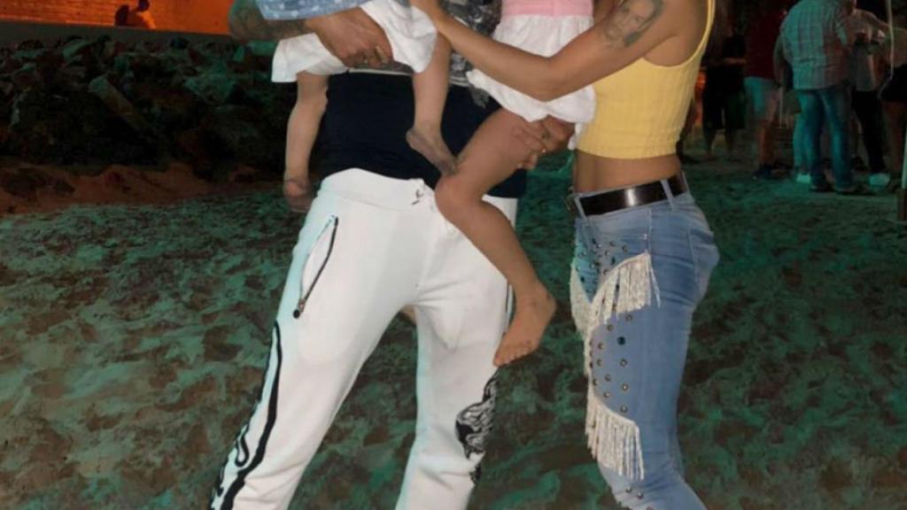 José Antonio Reyes, Noelia López y sus dos hijas de vacaciones en Matalascañas (Huelva).