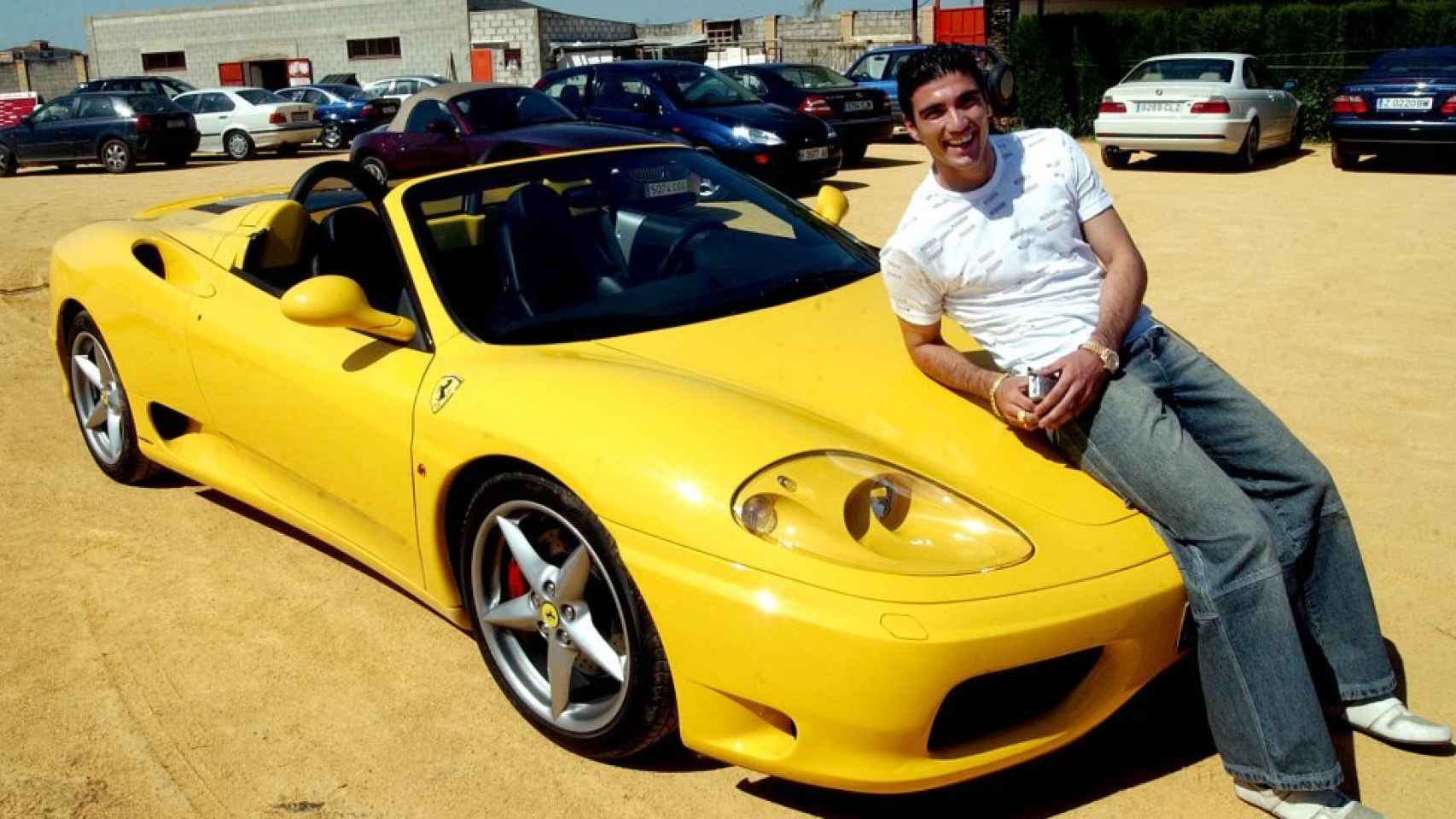 Reyes sobre su Ferrari amarillo, que luego sustituyó por uno rojo