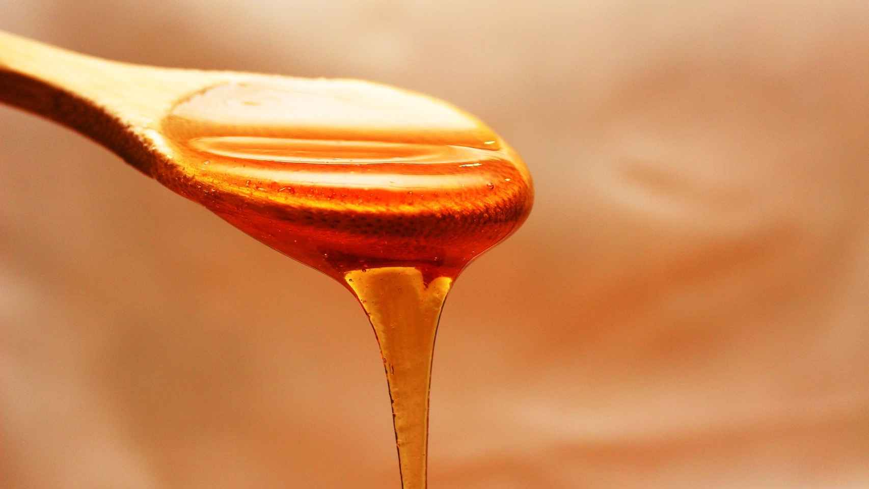 La miel escurriéndose a través de una cuchara.