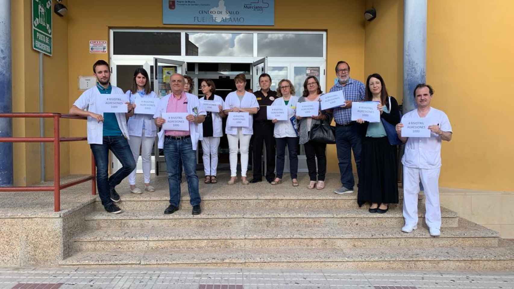 Protestas de facultativos de Fuente Álamo y Cartagena por los continuos episodios de amenazas y agresiones ocurridos en los centros de salud.