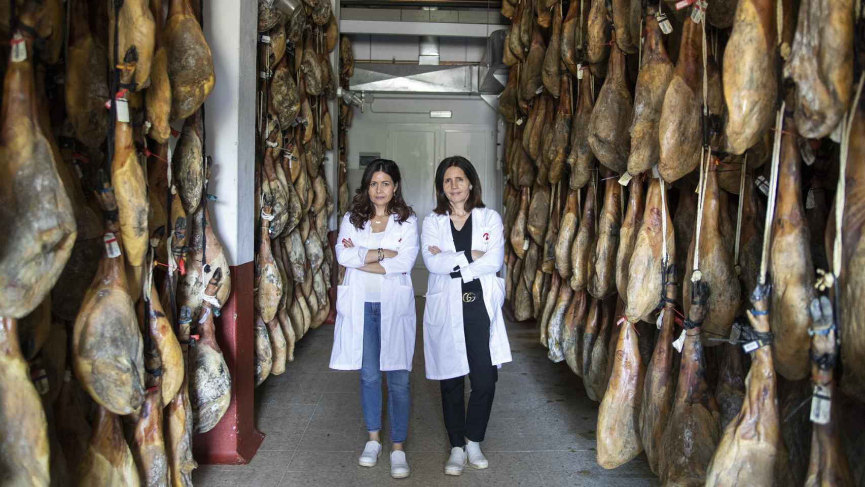 Laura y Chus, dueñas de Ibéricos Torreón, en la nave donde tienen gran parte de su producción.
